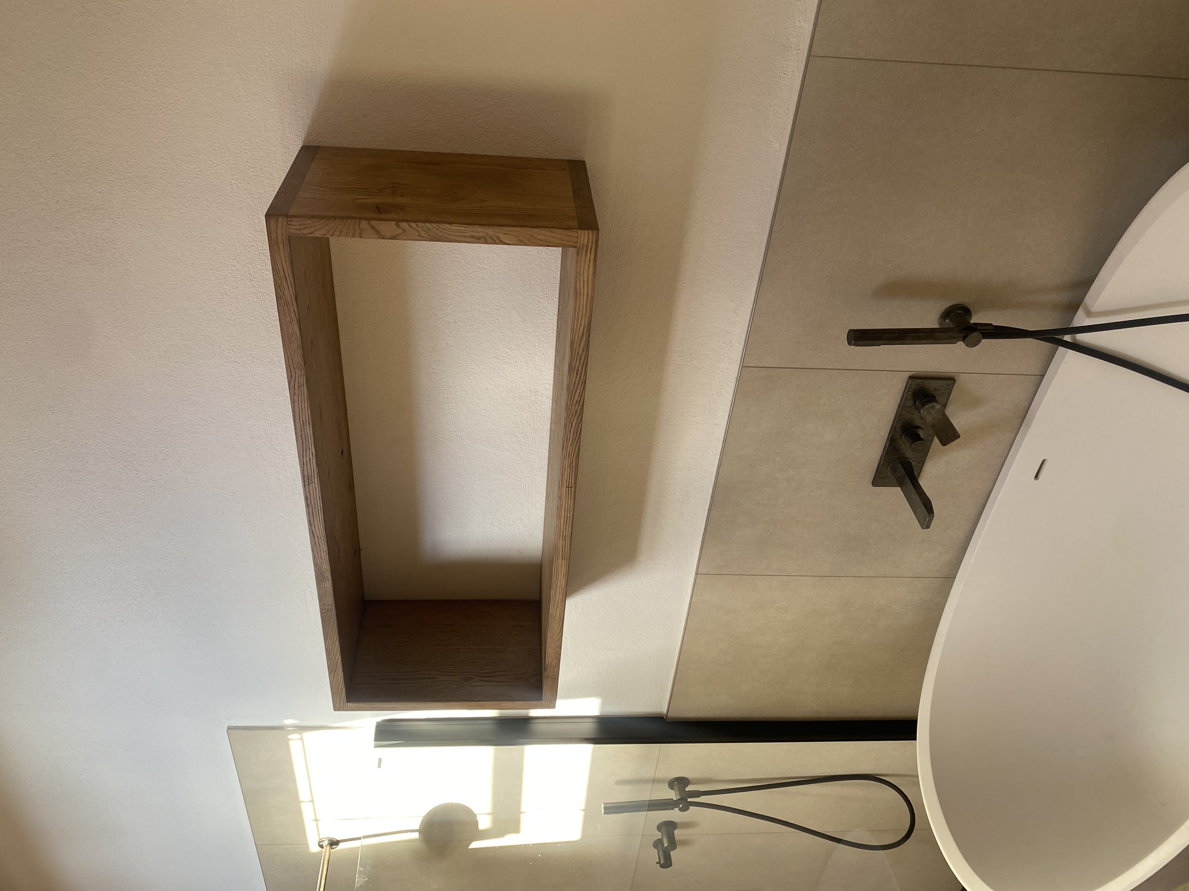 Holzregal über Badewanne