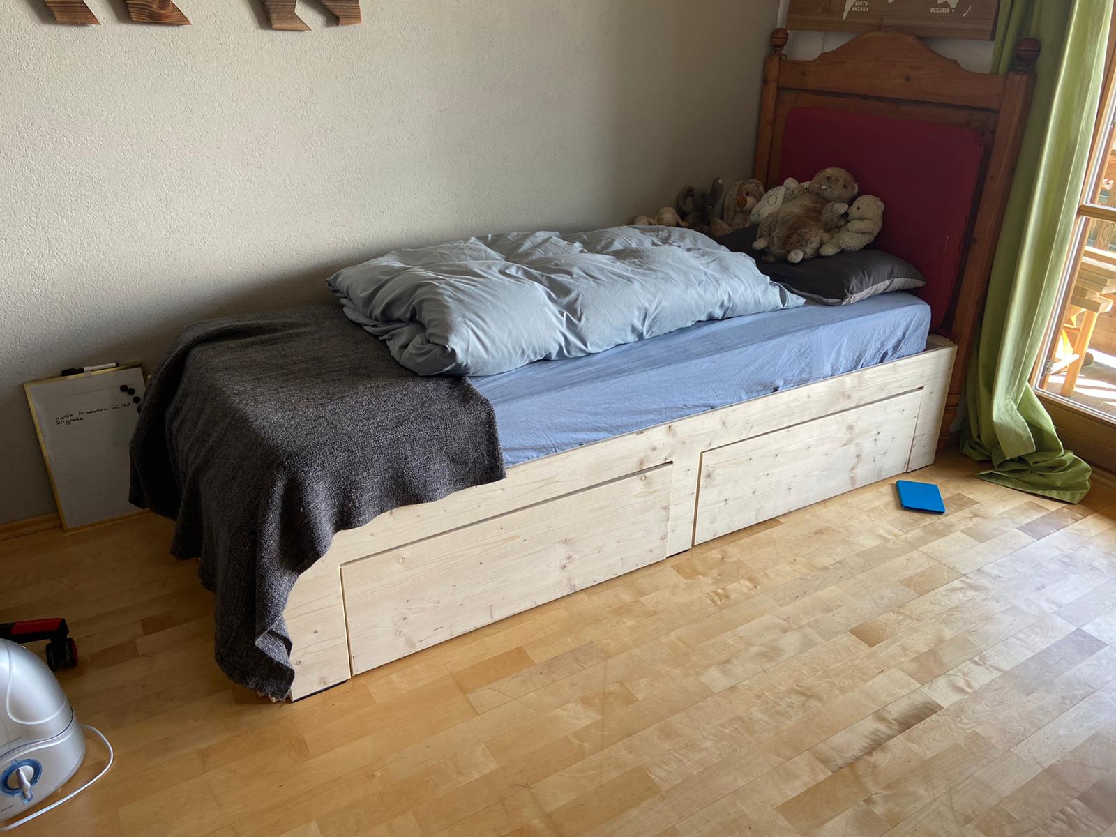 Bettgestell aus Holz