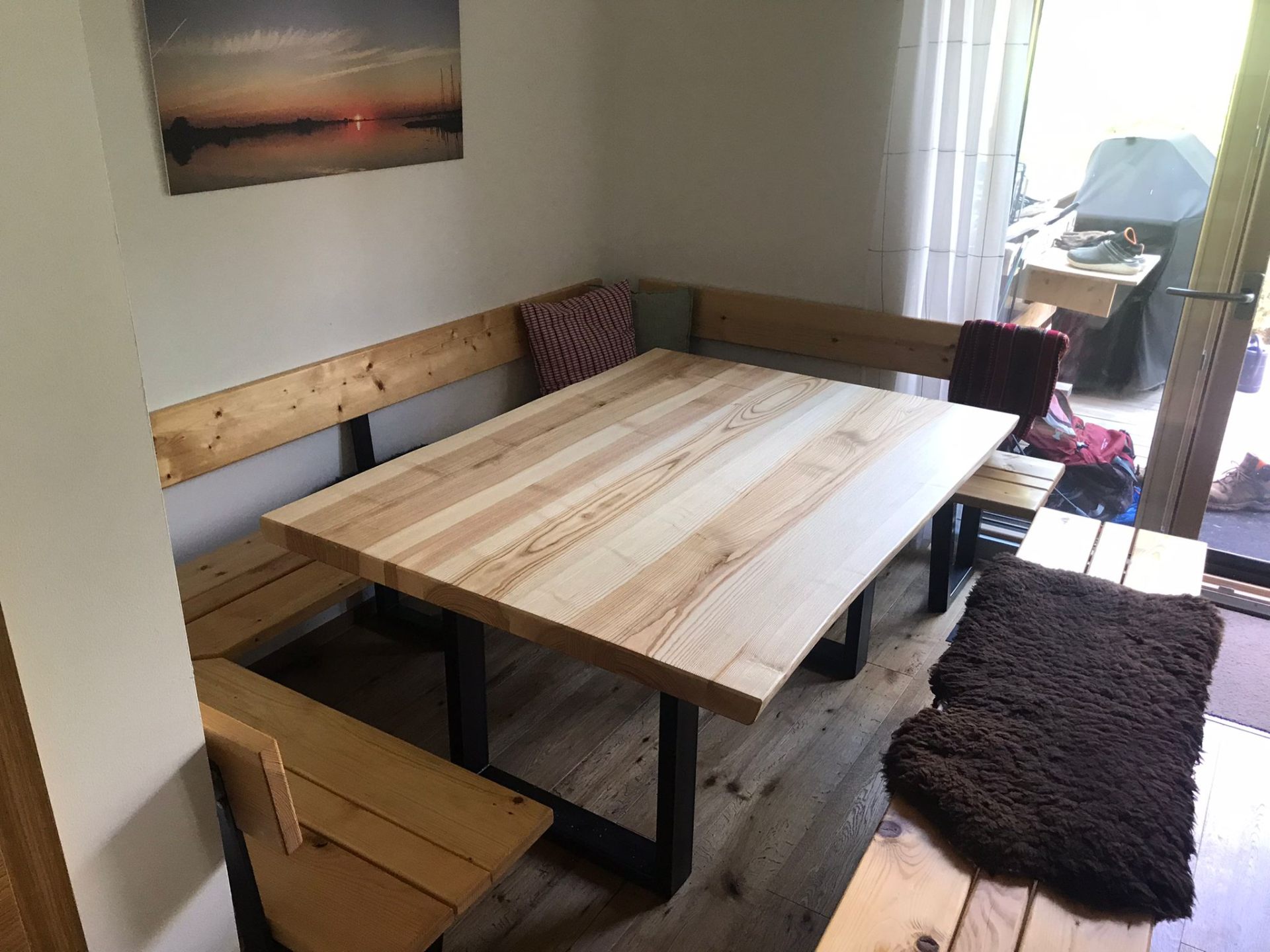 Massiver Esstisch mit Eckbank aus Holz