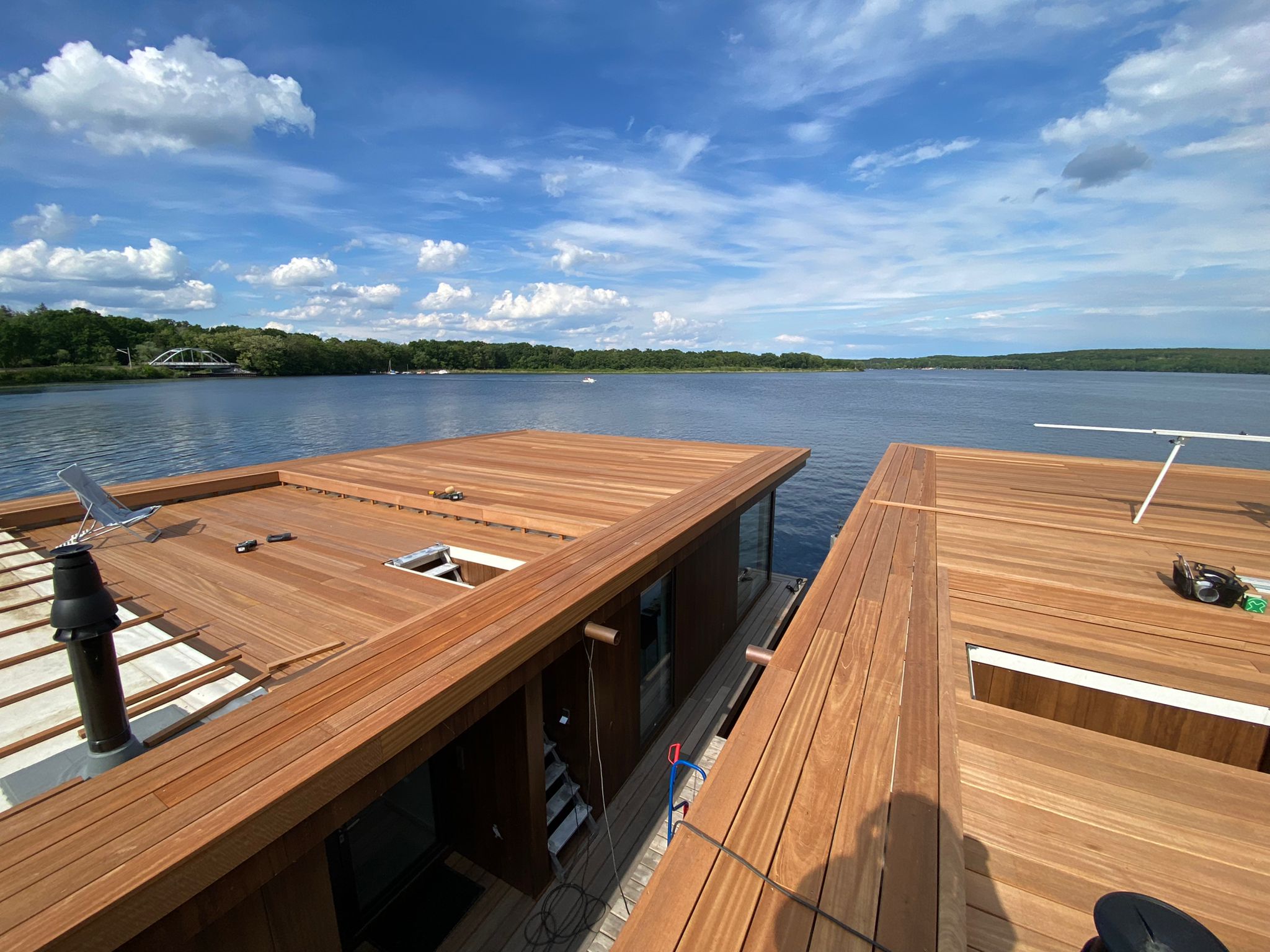 Holzdach mit klarer Lattung am Wasser